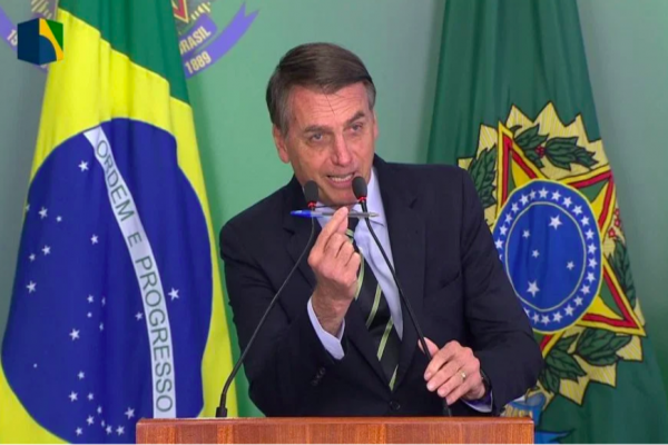 Bolsonaro-caneta-MP-redes-sociais